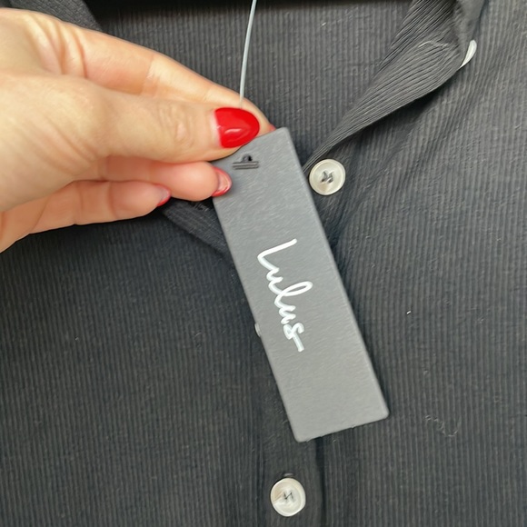 NWT LULUS BLACK RIBBED CROPPED BUTTON UP POLO - Picture 3 of 3